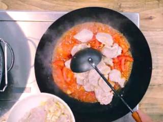 10、滑蛋牛肉番茄 ＆金银蒜粉丝蒸扇贝 ,加料酒，再加入牛肉、鸡蛋翻炒片刻