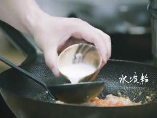 11、滑蛋牛肉番茄 ＆金银蒜粉丝蒸扇贝 ,加水淀粉、香油大火收汁
