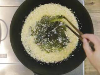 13、滑蛋牛肉番茄 ＆金银蒜粉丝蒸扇贝 ,金银蒜粉丝蒸扇贝 ：将蒜切成末，取炒锅加入适量油，将蒜末放进热油中，炸至金黄沥油捞出