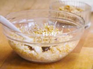 14、滑蛋牛肉番茄 ＆金银蒜粉丝蒸扇贝 ,炸好的蒜末加蚝油、料酒、香油、盐、淀粉、胡椒粉搅拌均匀再加干葱搅拌备用