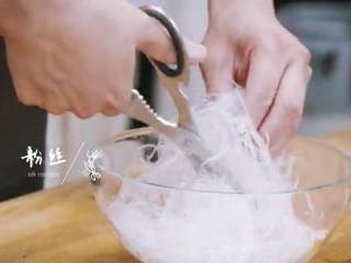 15、滑蛋牛肉番茄 ＆金银蒜粉丝蒸扇贝 ,将粉丝用剪刀剪断