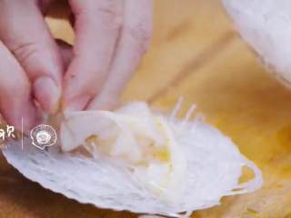 16、滑蛋牛肉番茄 ＆金银蒜粉丝蒸扇贝 ,再将粉丝盘在扇贝壳上再摆上扇贝肉