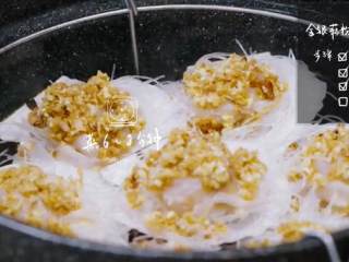 18、滑蛋牛肉番茄 ＆金银蒜粉丝蒸扇贝 ,将扇贝放入蒸锅隔水蒸6-8分钟