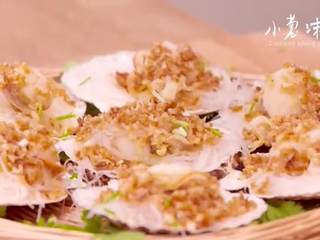 19、滑蛋牛肉番茄 ＆金银蒜粉丝蒸扇贝 ,蒸好取出，摆盘后撒上小葱末提香即可