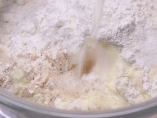 2、普雷结和德国啤酒,除黄油外，其他原料一起混合，注意盐不要和酵母加在一起