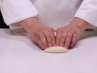4、普雷结和德国啤酒,面团称出50克一个。整形