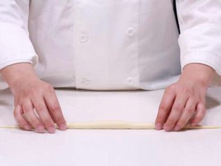 5、普雷结和德国啤酒,搓成约30cm的长条，注意要中间粗，两边细