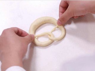 6、普雷结和德国啤酒,编成普雷结后放入冰箱冷冻半小时