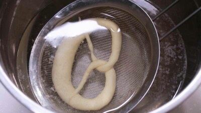 9、普雷结和德国啤酒,取出冷冻后的普雷结放入碱水中浸泡10秒捞出