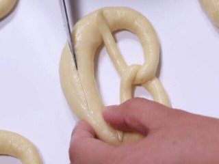 10、普雷结和德国啤酒,在普雷结上方割口