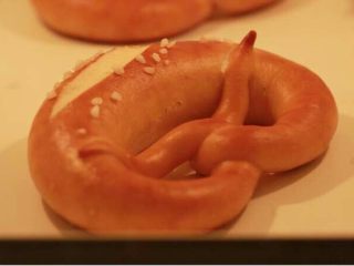 12、普雷结和德国啤酒,放入海尔嫩烤箱T3，上下烧烤模式，200℃，18分钟