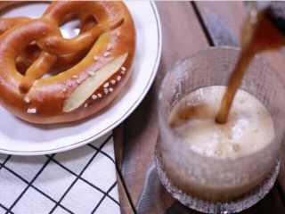 13、普雷结和德国啤酒,再倒一杯啤酒，看一场球赛，岂不美哉