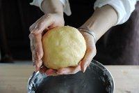 7、法式杏仁焦糖脆饼,用手把“5”整成面团状。