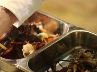 1、法式传统龙虾汤,切龙虾头、取下虾尾、虾钳,虾头切成大块