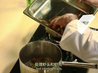 2、法式传统龙虾汤,2.热锅,加入20ml橄榄油,放入虾头和虾壳搅拌。番茄切块