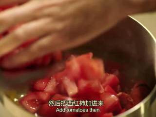 4、法式传统龙虾汤,加入100ml水和白葡萄酒,放入番茄