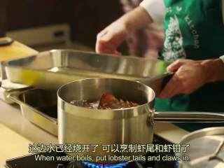 6、法式传统龙虾汤,另一个锅加100ml水、5g盐,放入虾尾和虾钳,煮8分钟