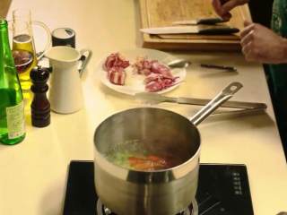 8、法式传统龙虾汤,锅中加100ml热水、2个盐,将蔬菜焯水