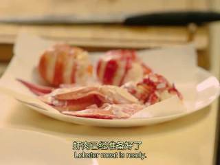 9、法式传统龙虾汤,侧边把壳捏碎,钳子敲开,切块软骨处,取出虾肉。