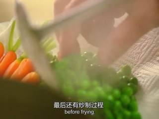 11、法式传统龙虾汤,蔬菜捞出。萝卜切半,放入锅中