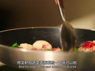 12、法式传统龙虾汤,热锅加黄油融化,煎蔬菜和虾肉,加入少许盐、胡椒粉