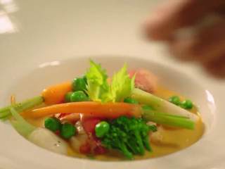 13、法式传统龙虾汤,虾肉、蔬菜等装盘,浇上汤汁,点缀香芹叶