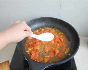 10、动脑筋做让小朋友爱吃的素菜——番茄菜花 ,放入糖调味。