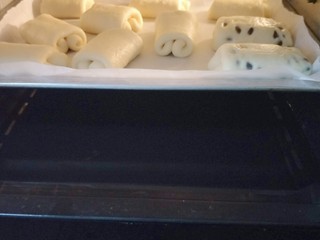 15、超级松软的萌面包,烤箱下面放一盘水，烤箱38度二发40分钟。