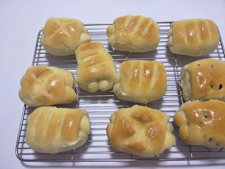 18、超级松软的萌面包,拿出来晾凉。