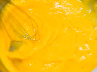 1、经典蛋卷,一个鸡蛋，用电动打蛋器打发。