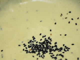 4、经典蛋卷,加入牛奶，黑芝麻。