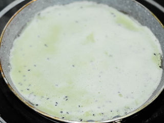 5、经典蛋卷,小火加热，一定要最小的火。