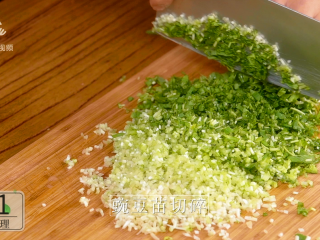 2、豌豆苗树叶饺子,把美食吃出艺术感,100g豌豆苗切碎,备用;