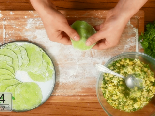 16、豌豆苗树叶饺子,把美食吃出艺术感,面皮中间放适量饺子馅,再取一张面皮盖于上方,四周捏紧留边