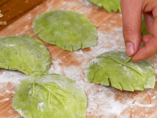 18、豌豆苗树叶饺子,把美食吃出艺术感,将剪下的边料制作成叶脉