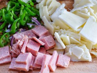 15、健康低脂 绵软拉丝厚底披萨,午餐肉与马苏里拉切片