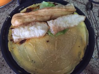 12、深夜食堂之煎饼果子,上面放上生菜和油条；