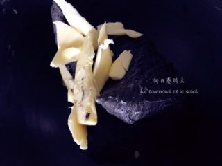 1、墨鱼芝士面包,除黄油外的食材搅拌成团，不粘面缸后再加入软化的黄油，继续搅拌。