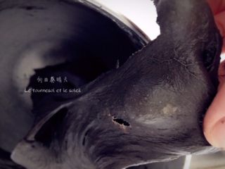 2、墨鱼芝士面包,搅拌至快到扩展阶段。