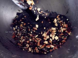 3、墨鱼芝士面包,加入提前一夜用朗姆酒浸渍的蔓越莓干以及剁碎的杏仁。