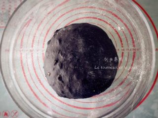 4、墨鱼芝士面包,搅拌至扩展阶段过一点点即可停止搅拌。面团温度26°C左右，封上保鲜膜进行第一次发酵。