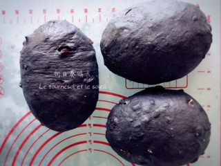 6、墨鱼芝士面包,分割三等份，滚椭圆，盖湿布进行中间醒发。室温20min