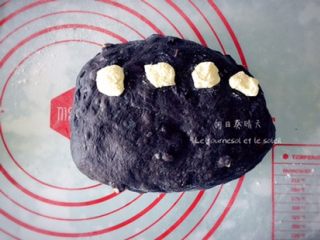 7、墨鱼芝士面包,轻轻排出1/3的气体，整形包馅。馅料直接用奶油芝士即可，推荐kiri和菲力。