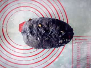 8、墨鱼芝士面包,收口要捏紧。