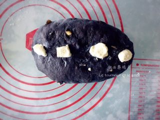 9、墨鱼芝士面包,接下来再包一层奶油奶酪。