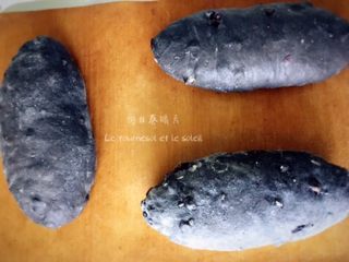 10、墨鱼芝士面包,捏紧收口，且收口朝下。进行2发，温度38°C，湿度75%，时间40min左右。