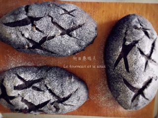 11、墨鱼芝士面包,撒粉，割口。割口一直是硬伤……所以通常我乱割^_^