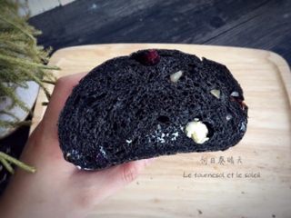 13、墨鱼芝士面包,内部组织。感觉奶酪还可以多包一点！这样会更加美味～～