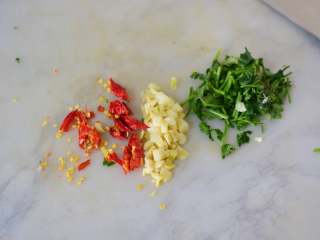 5、凉拌藕片,蒜切末、辣椒段、香菜段