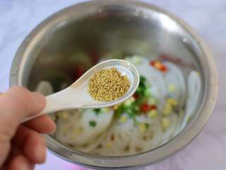 7、凉拌藕片,加入熟芝麻